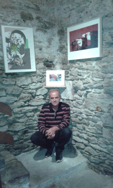 Peter Wessel en la exposición de los collages de Dinah Salama